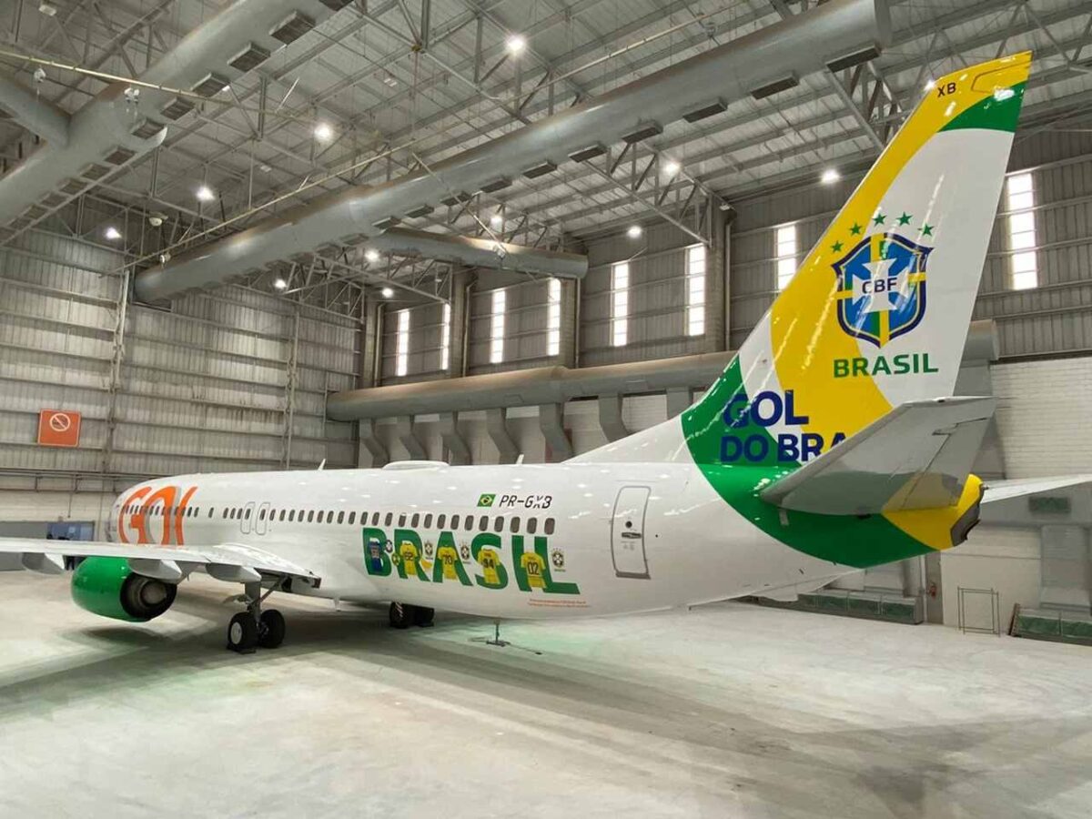 GOL ativa patrocínio à seleção brasileira com novo layout em avião comercial