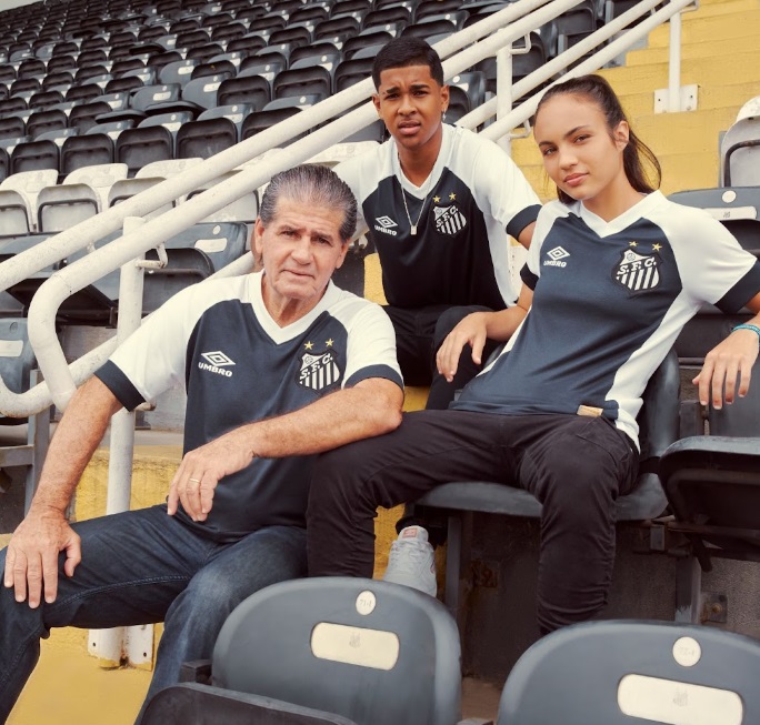 Umbro lança camisa retrô do Santos em homenagem a jogo contra o NY Cosmos