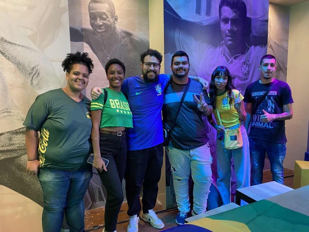 Instituto Coca-Cola Brasil leva jovens do Coletivo Online para conhecer a Cazé Tv