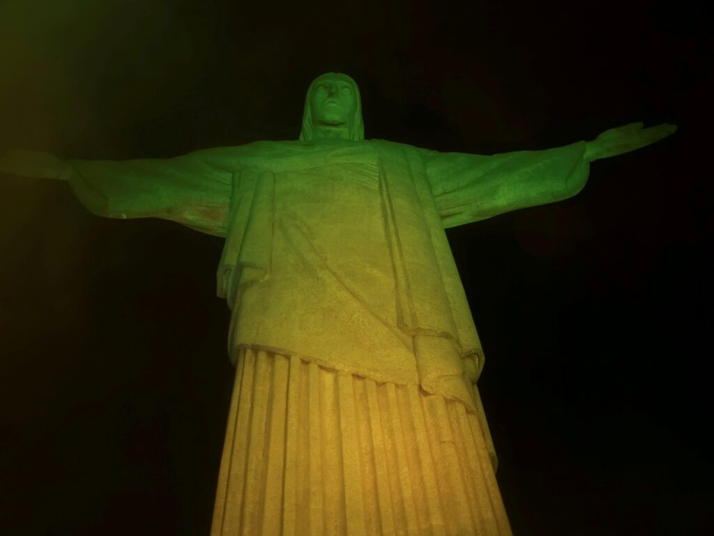 Cristo Redentor e Wembley destacam as cores do Brasil para homenagear Pelé