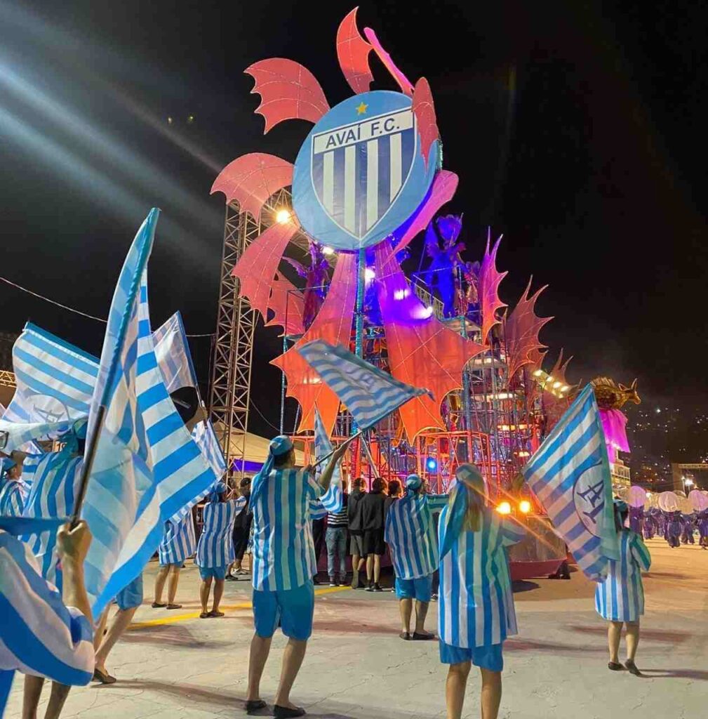 Com desfile em homenagem aos 100 anos, Avaí é representado no Carnaval de Florianópolis