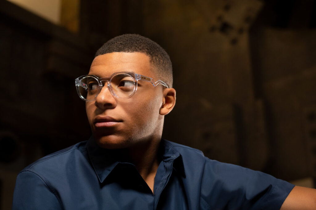 Oakley lança linha de óculos com Kylian Mbappé