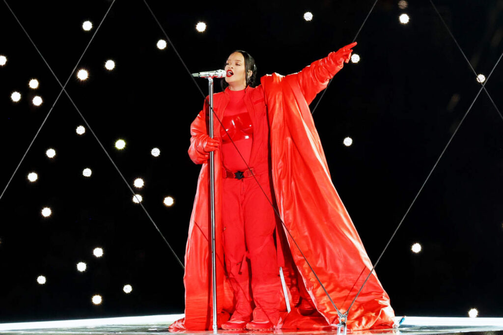 Com revisão da audiência, show de Rihanna no Super Bowl foi o mais assistido da história