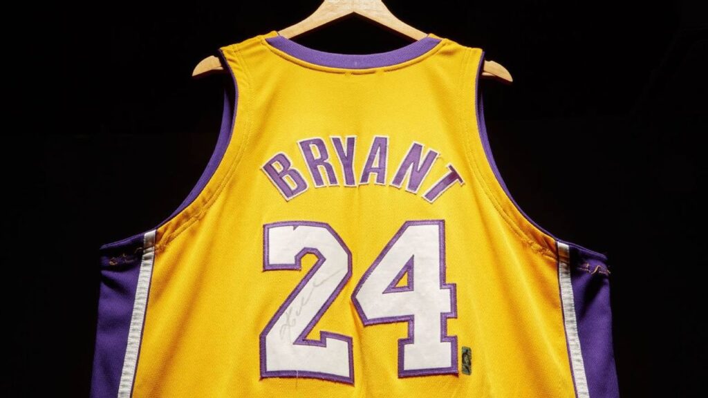 Camisa de Kobe Bryant é vendida por R$ 32 milhões em leilão nos Estados Unidos