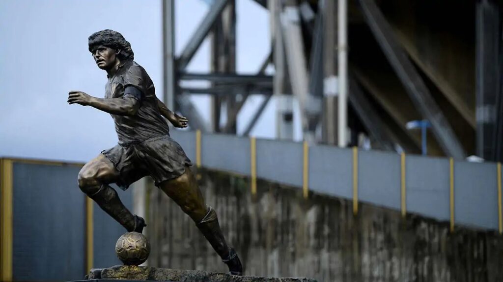 Cidade Italiana quer estátua de Maradona, devolvida por Nápoles