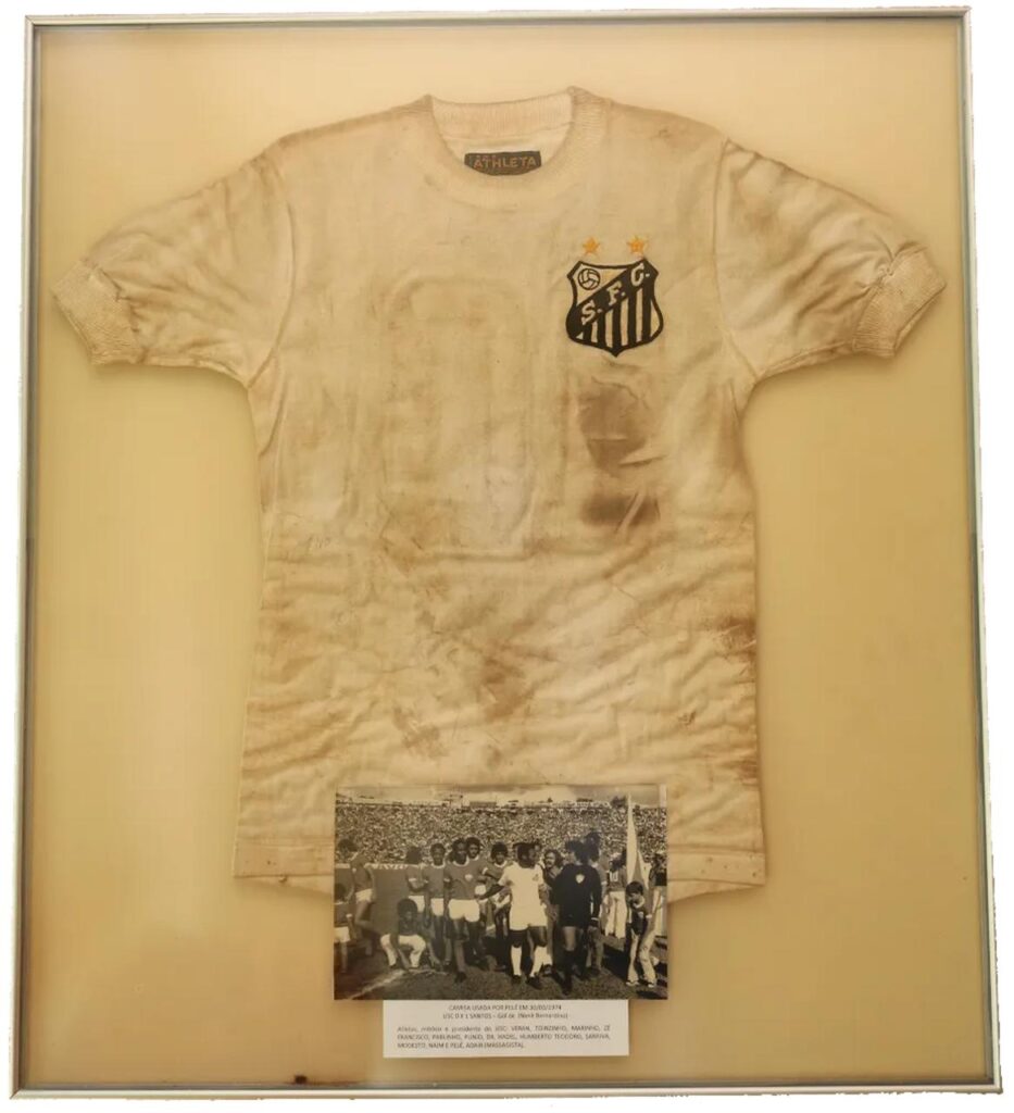 Camisa que Pelé usou durante amistoso no interior de MG em 1974 será leiloada