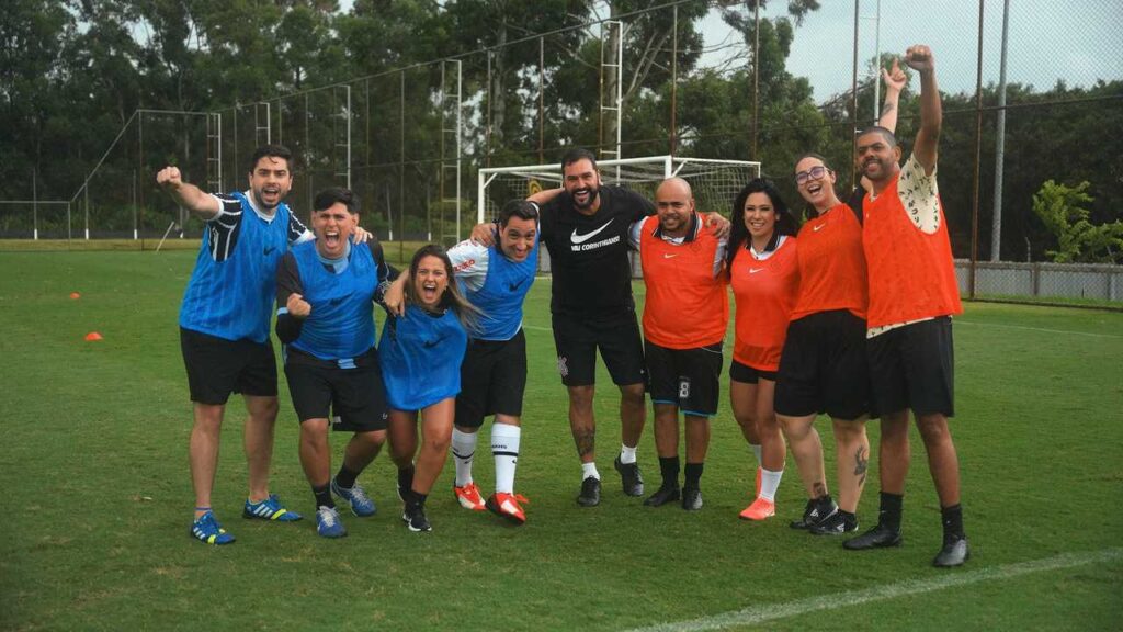 Ação da Socios com torcedores do Corinthians recria gol de ex-jogador Danilo
