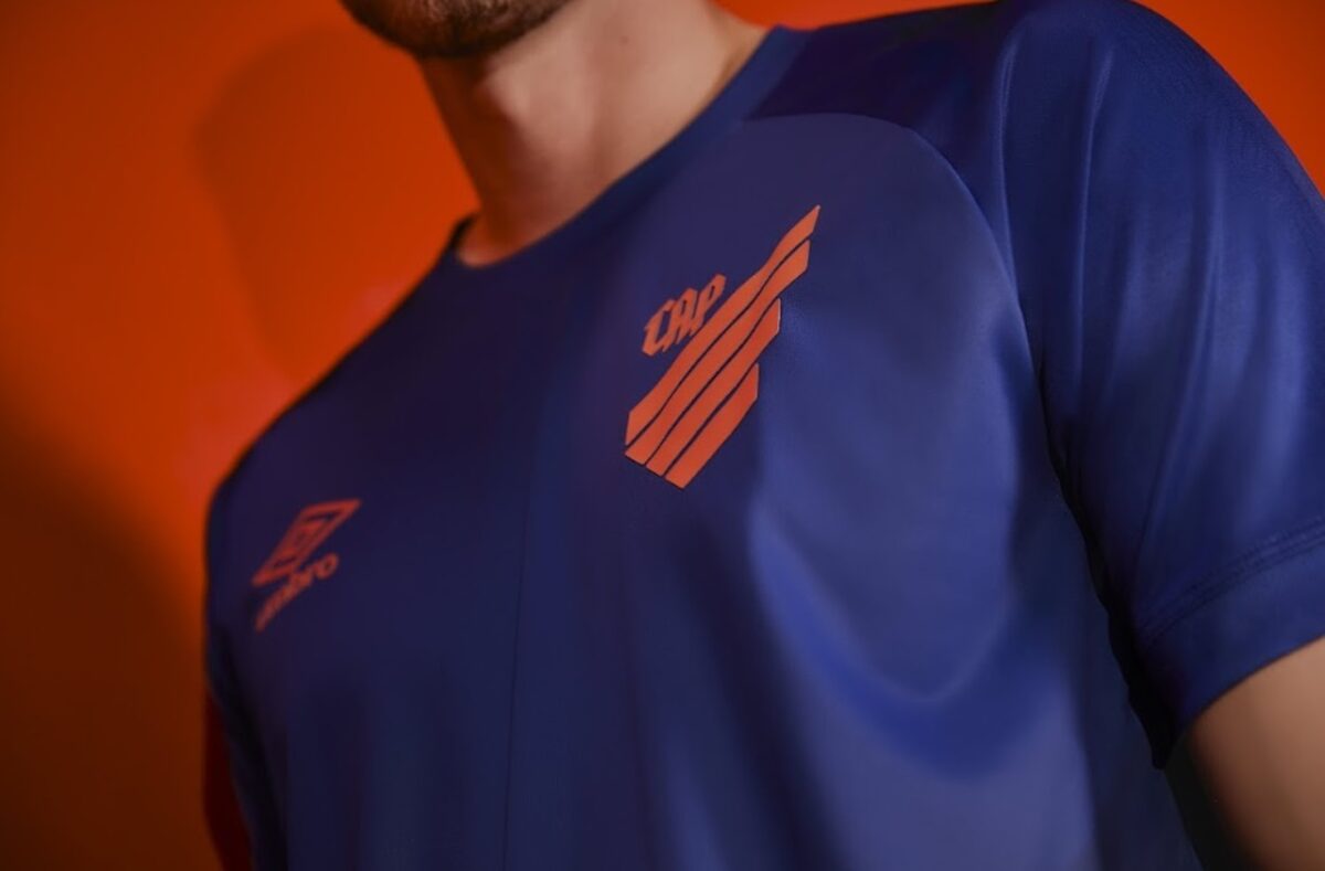 Com homenagem ao título sul-americano, Umbro apresenta novos uniformes do Athletico