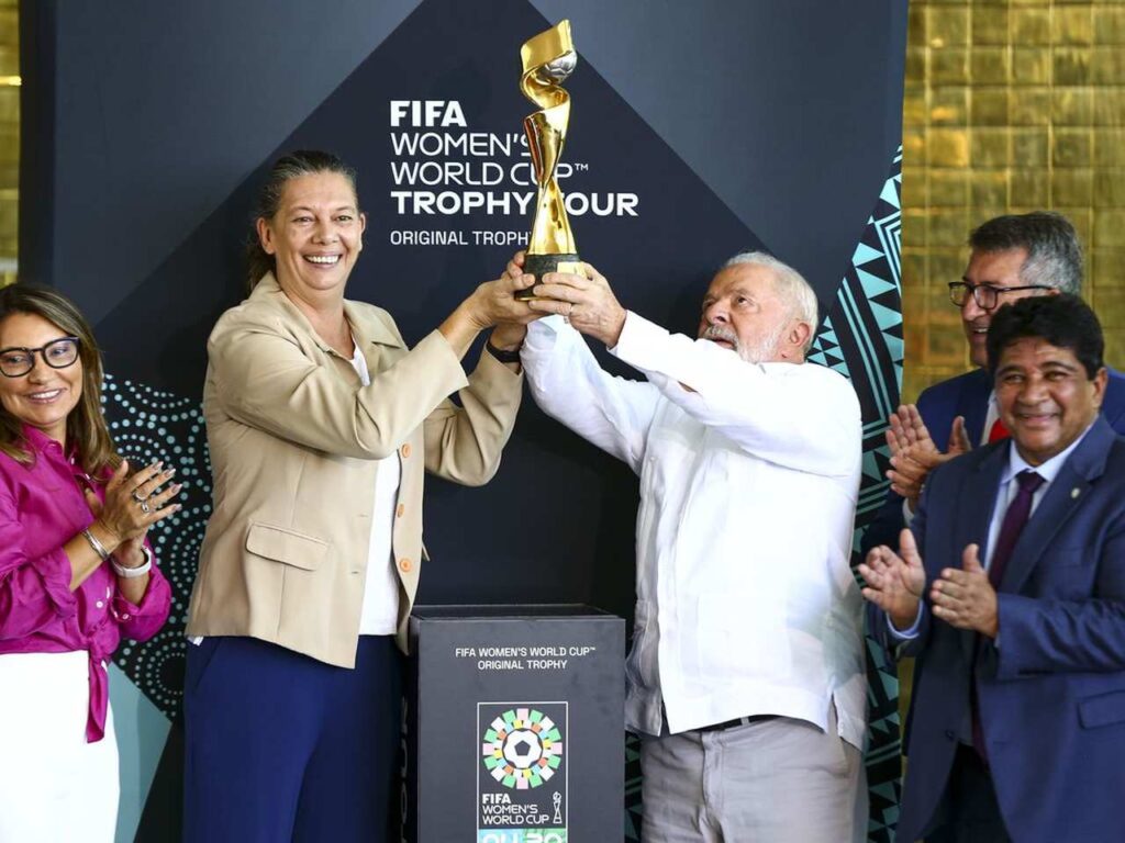 Lula assina decreto de incentivo ao futebol futebol feminino e ratifica candidatura à Copa do Mundo 2027