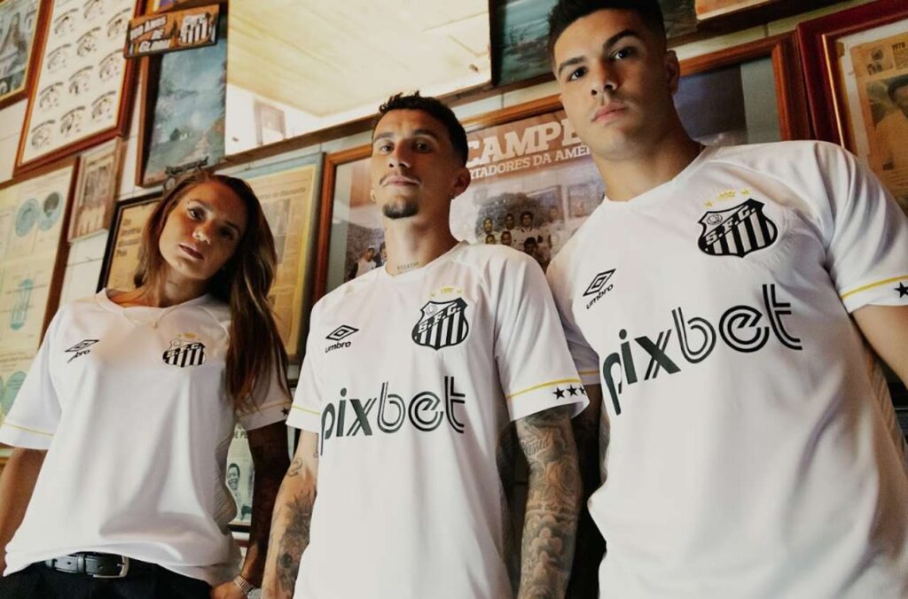 Santos celebra o melhor ano de sua história em novos uniformes