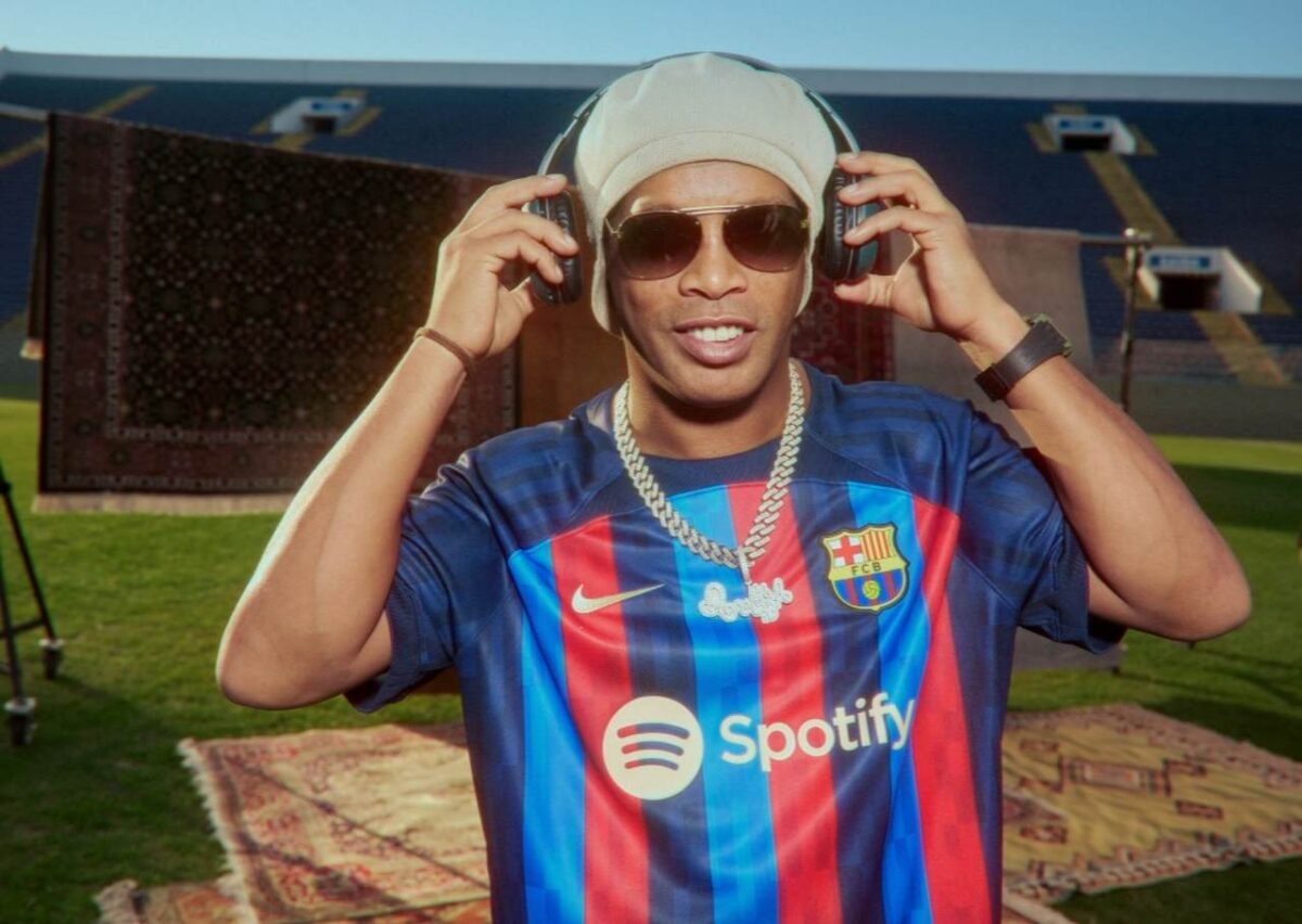 Fruto de patrocínio máster com o Barcelona, Spotify lança playlist com Ronaldinho Gaúcho
