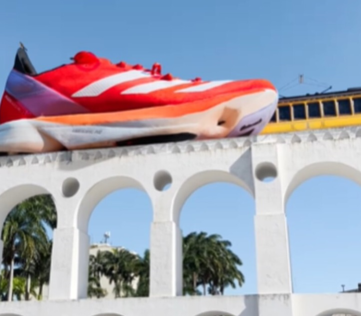 Patrocinadora da Maratona do Rio, adidas coloca “tênis gigante” sobre os Arcos da Lapa