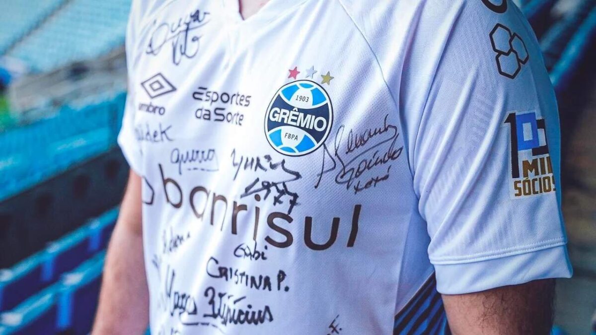 Grêmio entrará em campo com camisa autografada por sócios