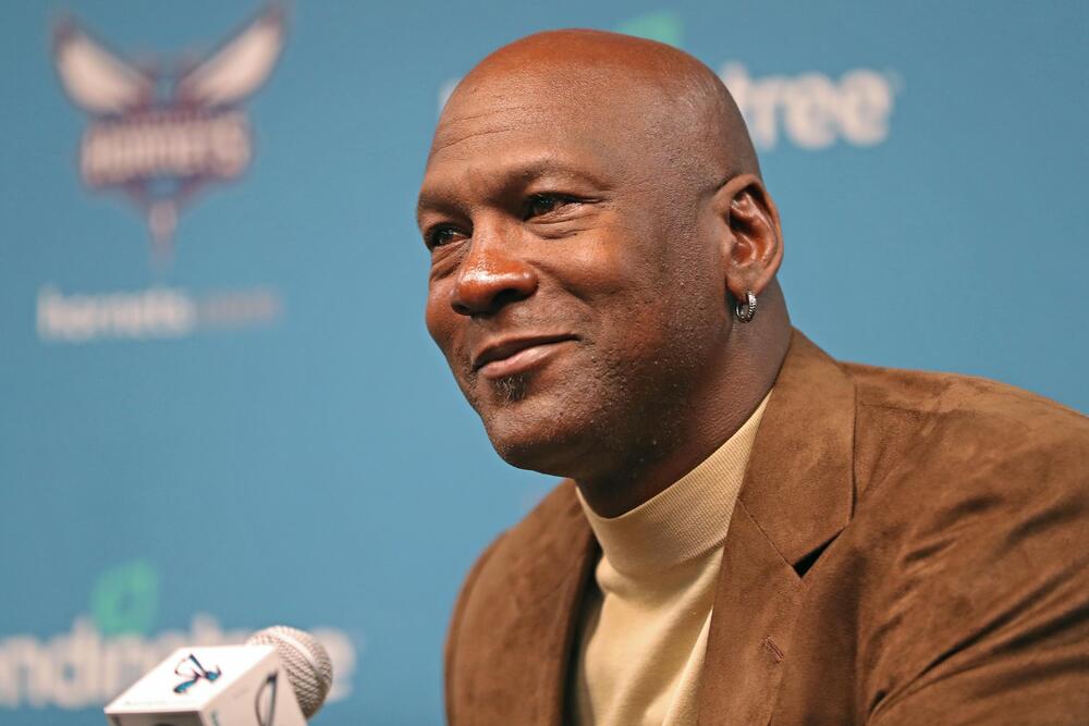 Michael Jordan vende Chatlotte Hornets após 13 anos