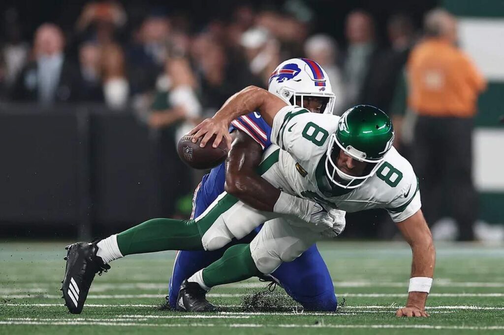 Grave lesão de Aaron Rodgers reacende debate sobre grama natural x artificial na NFL