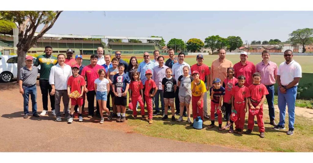 Avaliando estrutura de clube, integrantes da MLB visitaram Londrina
