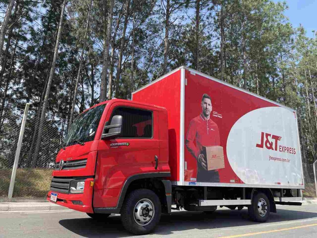 J&T Express envelopa frota de veículos com imagem de Lionel Messi