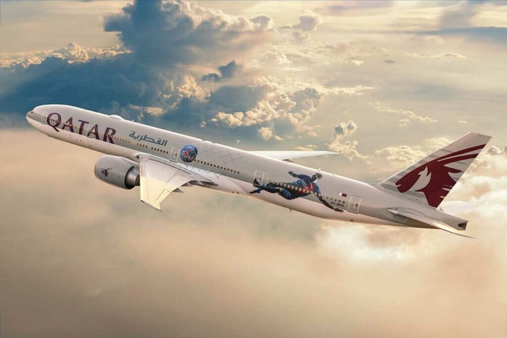 Qatar Airways celebra parceria com ilustração do PSG em suas aeronaves