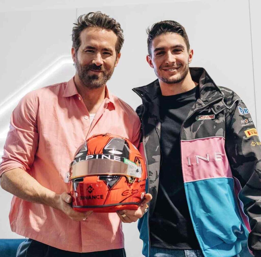 Investidor da Alpine, Ryan Reynolds leva Deadpool para o capacete de Esteban Ocon