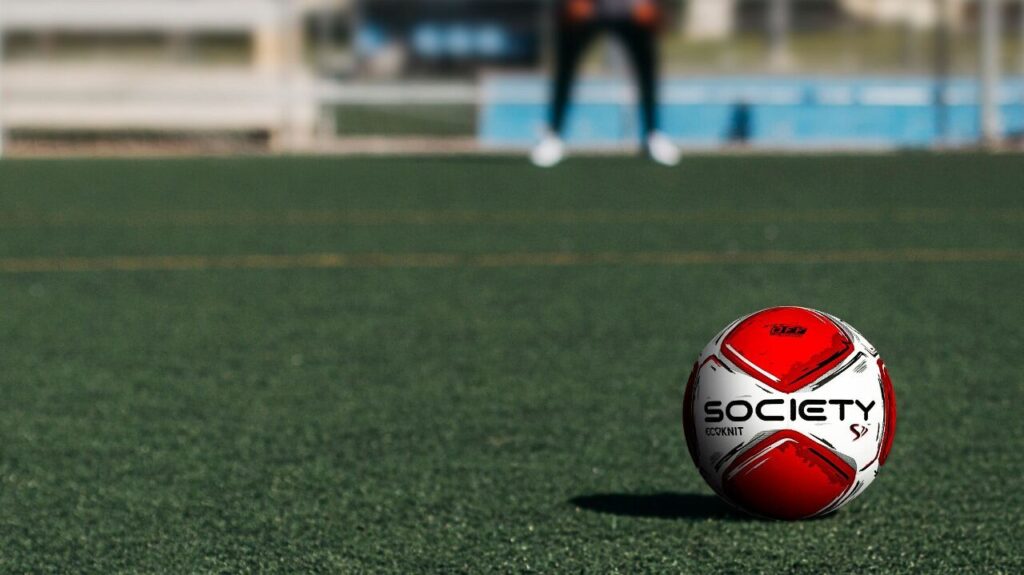 Após sucesso no futebol de campo, Penalty lança modelo de bola feita com garrafas pet para o society