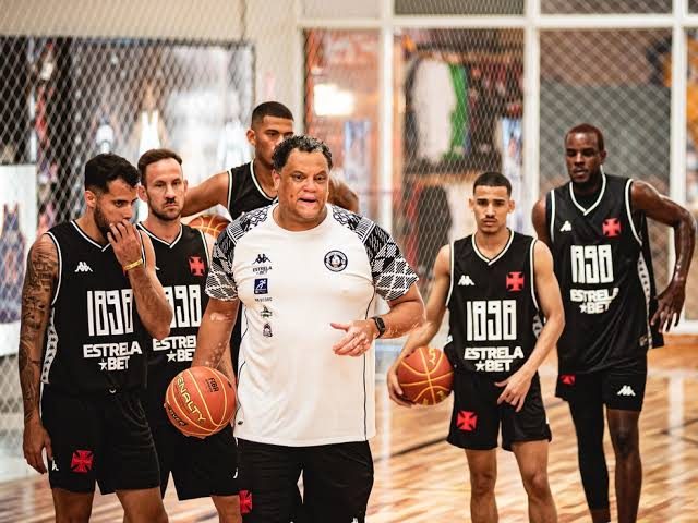 Time de basquete do Vasco e EstrelaBet promovem ação beneficente de Natal