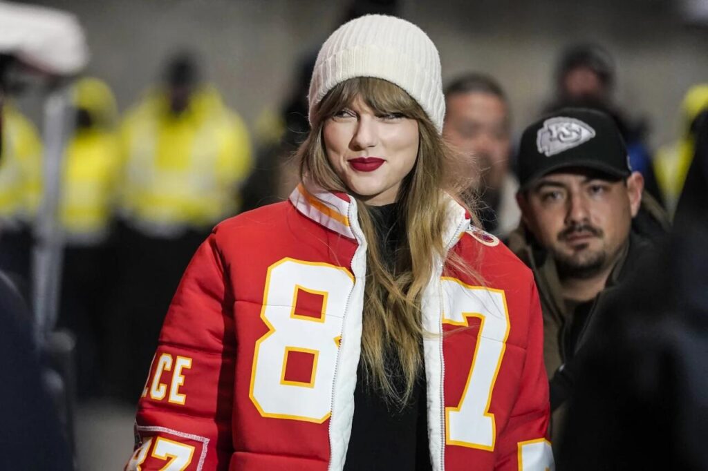 NFL anuncia acordo com designer que produziu jaqueta de Taylor Swift