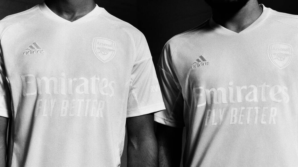 Em iniciativa com a adidas, Arsenal troca vermelho do uniforme pelo branco