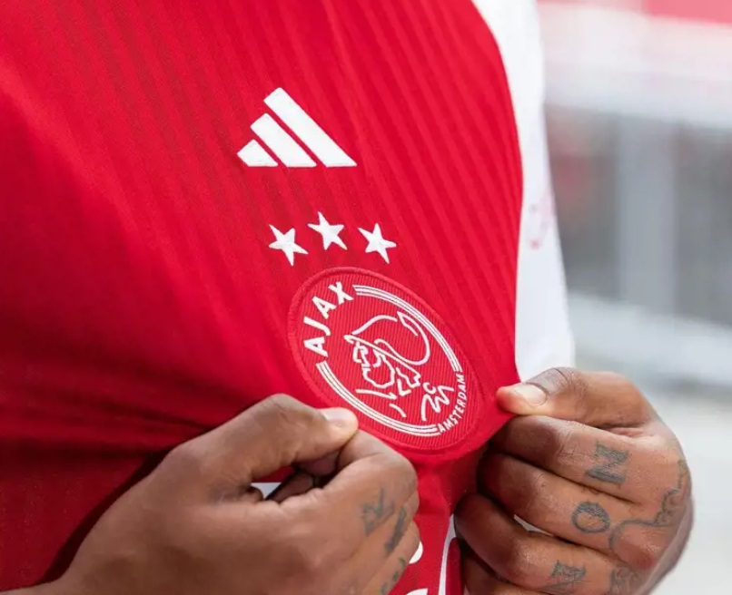 Juntos desde 2000, adidas e Ajax renovam até 2031
