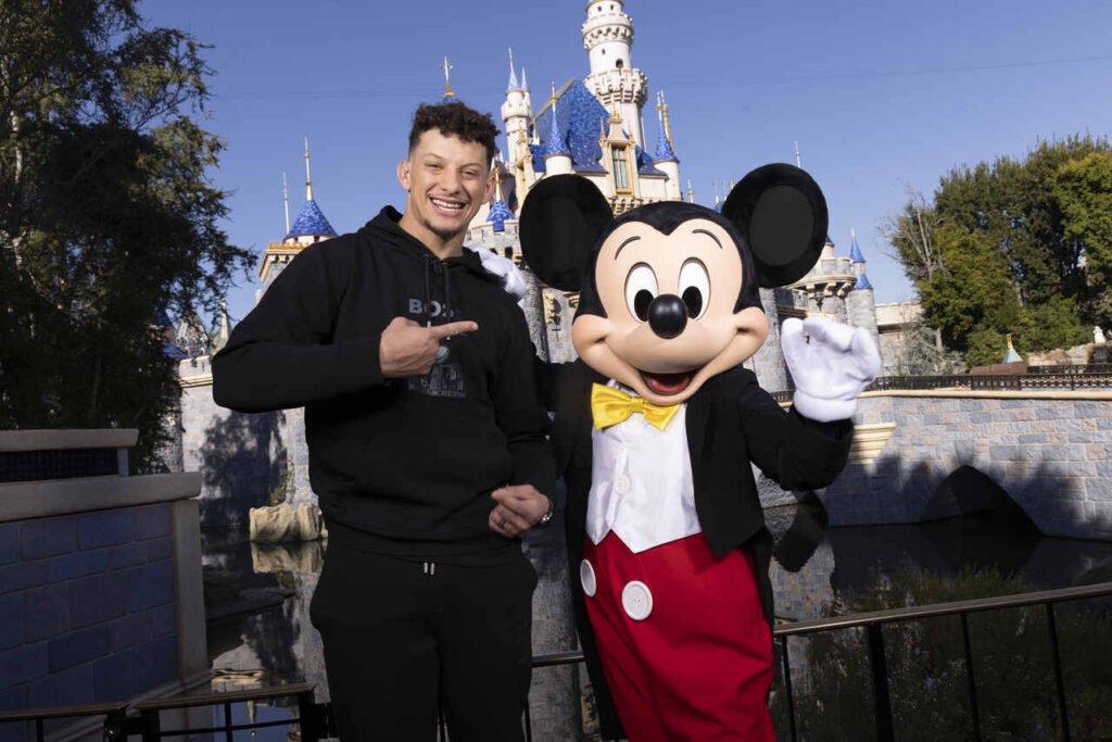 Campeão do Super Bowl, Patrick Mahomes ganha viagem comemorativa ao Disneyland Resort