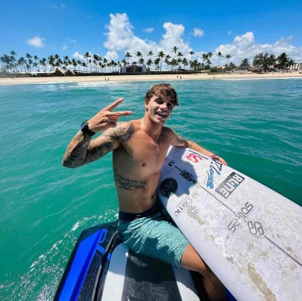 Mana Poke anuncia patrocínio ao surfista Fernando Júnior para a temporada de 2024