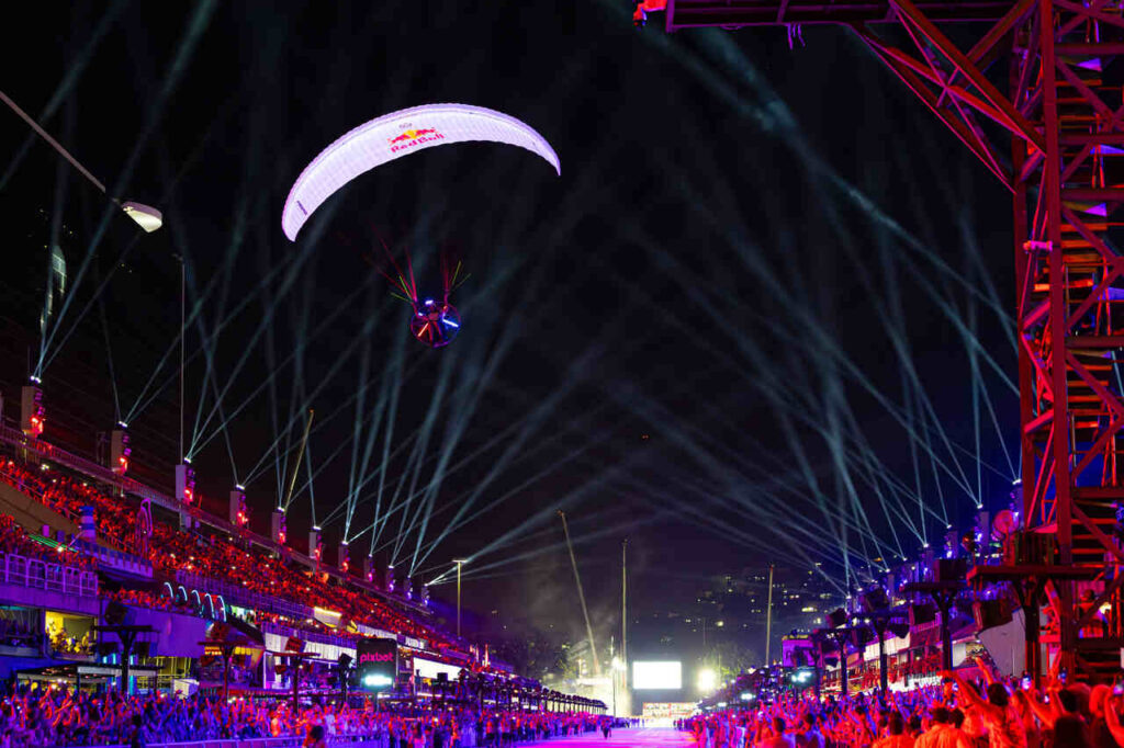 No Desfile das campeãs, Red Bull promove voo em homenagem aos 40 anos do Sambódromo do Rio