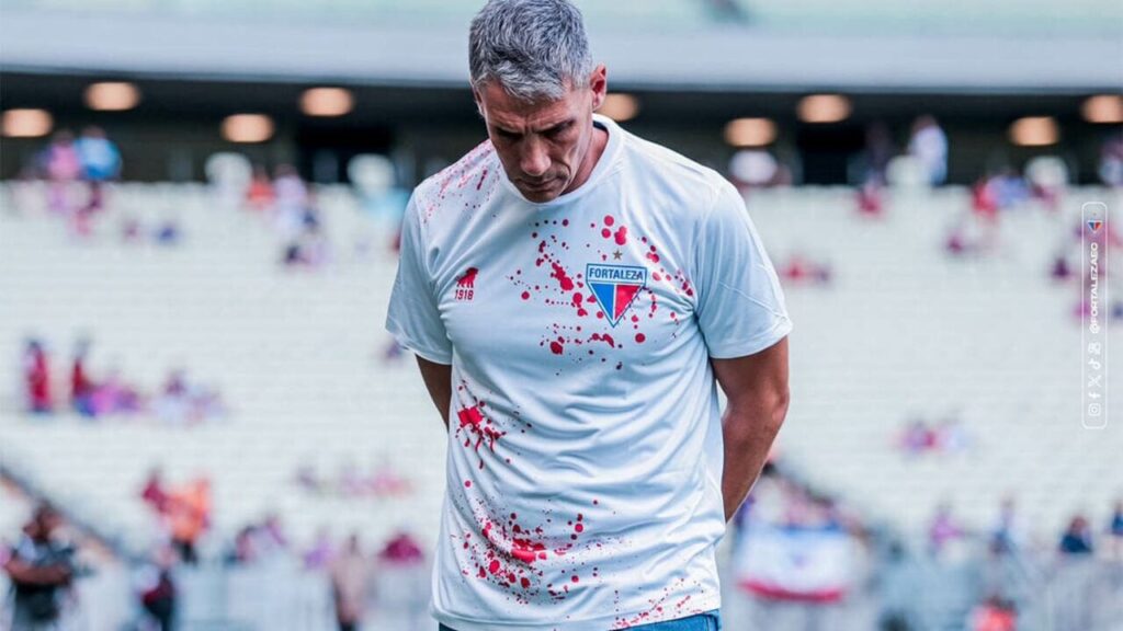 Fortaleza utiliza camisa alusiva às marcas de sangue de atentado sofrido em Recife
