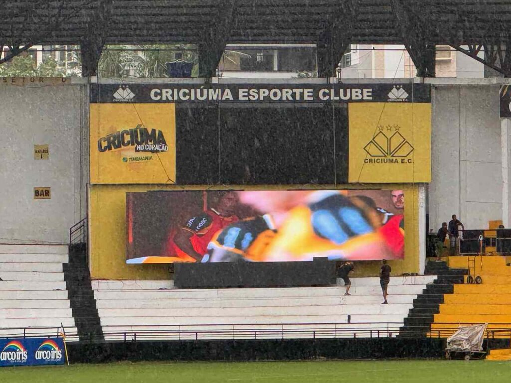 Com apoio da EstrelaBet, Criciúma instalou novo telão em seu estádio na estreia no Brasileirão