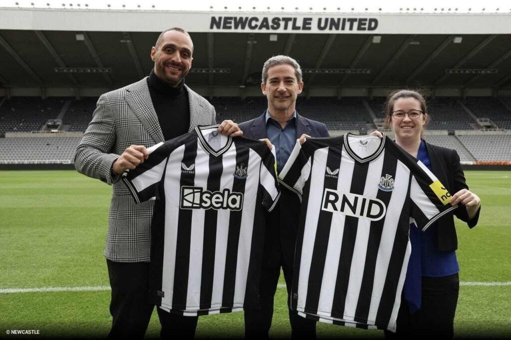 Em parceria com a Sela, Newcastle lança a primeira camisa para deficientes auditivos