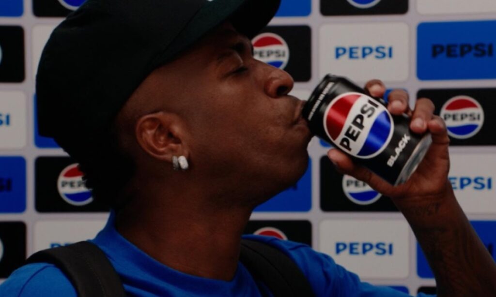 Em nova campanha, Pepsi Black recria entrevista viral de Vinícius Junior